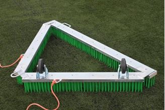 Picture of Brosse 1,50m pour terrain synthétique Triangle