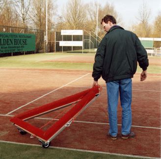 Picture of Brosse 1,50m pour terrain synthétique Triangle ROUGE