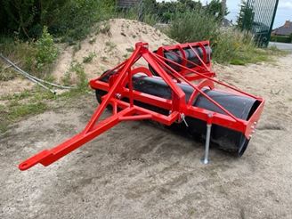 Picture of Rouleau 2 partis 2,10m large pour terrain de foot tracté