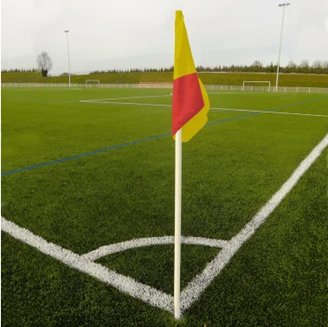 Jeu de 4 poteaux de corner rigides avec 4 fanions Damiers